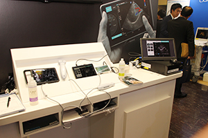 520gのタブレット型超音波診断装置「Sonosite iViz」は，スマートフォンと接続して，遠隔地のPCへ診断画像を送信できる「Media-Rey Station＋」連携システム（NTTドコモ）を紹介
