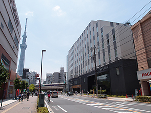 東京スカイツリーでの爆発災害を想定した訓練を実施。右が東京曳舟病院