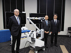 3社協業で開発した「ORBEYE」。左からオリンパス・田口氏，SOMED・津末氏，ソニー・勝本氏