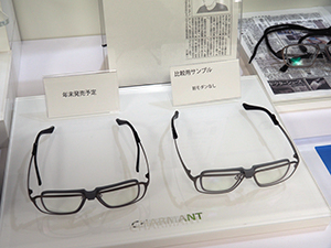 前モダン付きの放射線防護眼鏡（左）と前モダンなしのタイプ（右）の比較