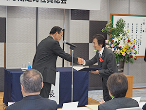 功労者には山本会長から表彰状などが授与された。