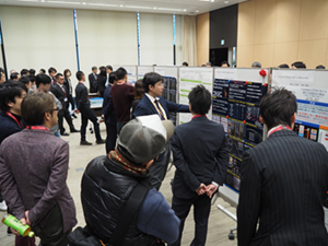 ポスター展示と機器展示会場の様子