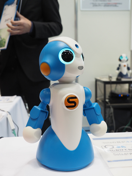 コミュニケーションロボット「Sota」は会話などのサービスも利用できる。