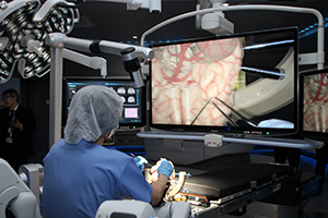 4K3D顕微鏡で拡大表示された術野を見ながら手術を行う。