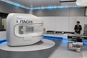 手術室内に設置された0.4TオープンMRI「APERTO Lucent」（日立社製）。術中MRI撮像時には，手術台が自動で転回する。