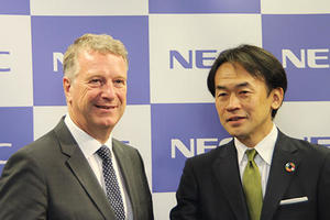 個別化ネオアンチゲンワクチンの臨床試験を共同で行うNECの藤川　修氏（右）とTransgeneのエリック・ケメナー氏（左）