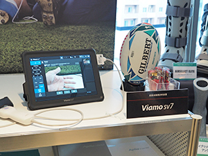 チームドクターの必需品である，タブレット端末型の超音波画像診断装置「Viamo sv7」