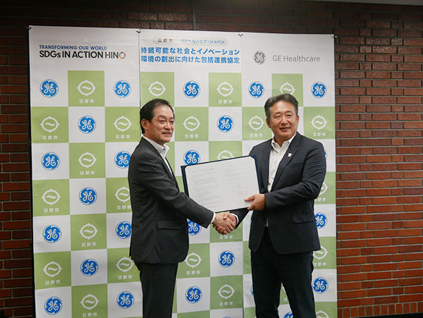 協定式で握手する大坪冬彦市長（左）と多田荘一郎代表取締役社長兼CEO（右）