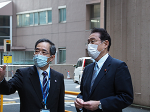 東京医科歯科大学の田中雄二郎学長（左）から説明を受ける岸田文雄氏（右）