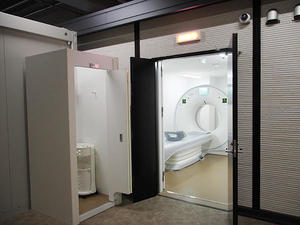 コロナ外来診療センターに設置されたプレハブCT室