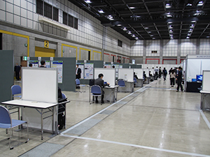 展示ホールの休憩スペースは間仕切りを設置した机と椅子が用意された。