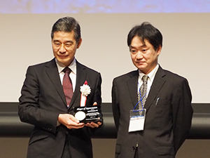 合同閉会式では，阿部　修氏（東京大学大学院医学系研究科放射線医学講座）（写真右）から大会長の黒田氏へASMRM 2021の記念の盾を贈呈