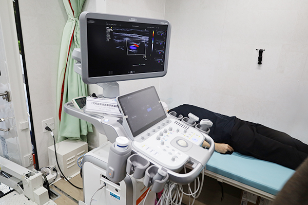 超音波診断装置「ACUSON Juniper」。車幅を拡張して超音波検査用の簡易ベッドを設置できる