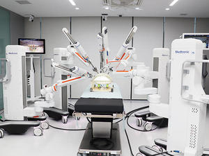 独立型アームの「Hugo手術支援ロボットシステム」をメディアに初公開
