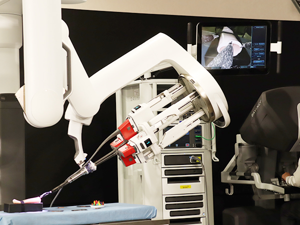 360°回転するロボットアームによりさまざまな臓器にアクセス可能