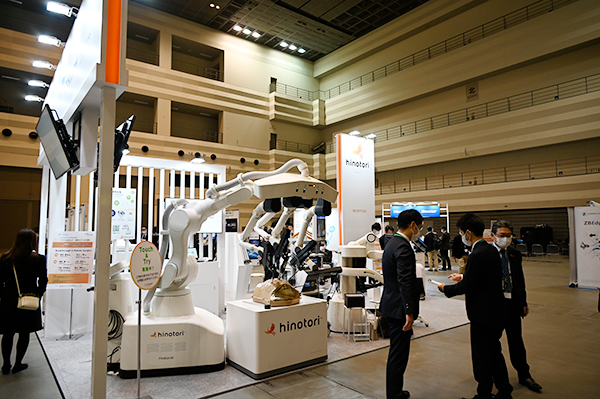 日本発の手術支援ロボット「hinotoriサージカルロボットシステム」を展示したメディカロイド