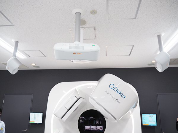 体表面光学式トラッキングシステム「Catalyst HD」。天井に設置したプロジェクタとカメラにより，患者の体表面画像を取得する