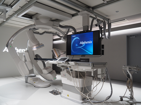 ショールームに設置された血管撮影装置「Alphenix BiPlane」