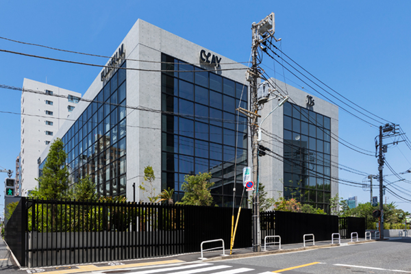 開放感のある広い窓とシャープでソリッドなコンクリート造りが特長的なFUJIFILM Creative Village。左がCLAY，右がITs