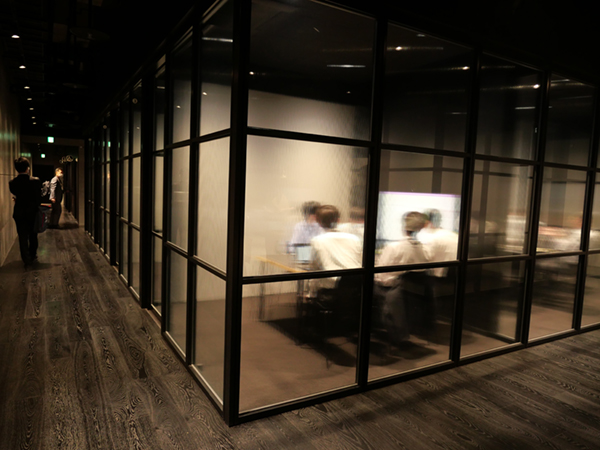 ITs棟地下1階のシーズインキュベーションフロア。技術者同士のディスカッションや外部の医師を招いた勉強会などが行える会議スペース。Web会議なども可能な遮音性も備えている。