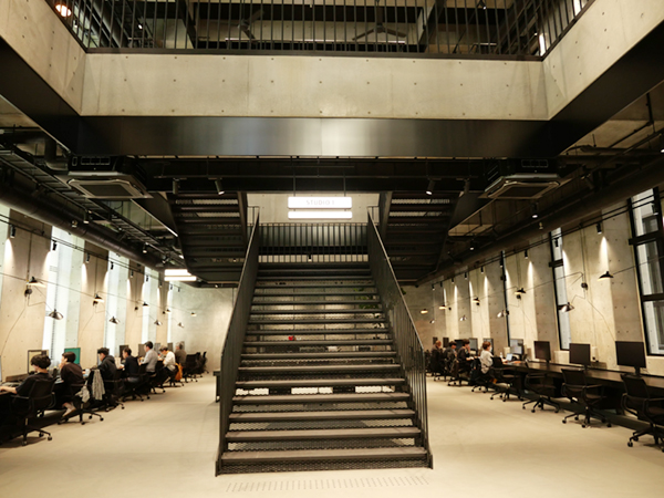 CLAY棟1階のワークスペース。壁に沿って設置されたブースと天高5mの広い空間で「集中と解放」によってクリエイティビティを刺激する。