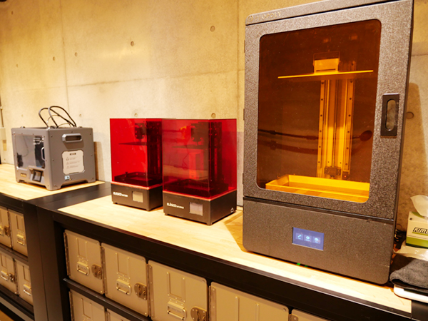 CLAY棟地下2階のプロトタイプ制作室。3Dプリンタや工作ツール，製品などの撮影コーナーを設ける。