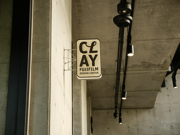 サイネージなどを含めて，コンセプト作りから建築デザイン，空間デザインまでをデザイン部門で手掛けたこともFUJIFILM Creative Villageの特徴となっている。