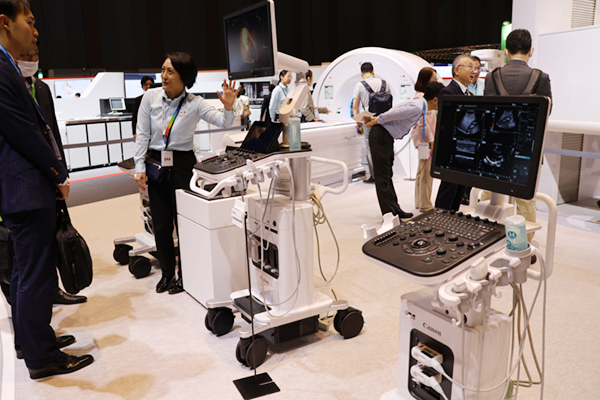 10月に発売されたばかりの最新機種も展示した超音波診断装置