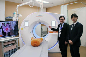 三重大学医学部附属病院に導入された「NAEOTOM Alpha」 左から，佐久間　肇氏と北川覚也氏