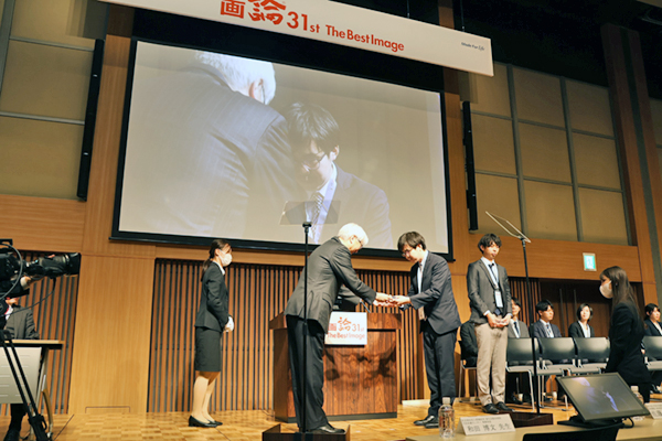 最優秀賞施設には瀧口社長から記念品が授与された。