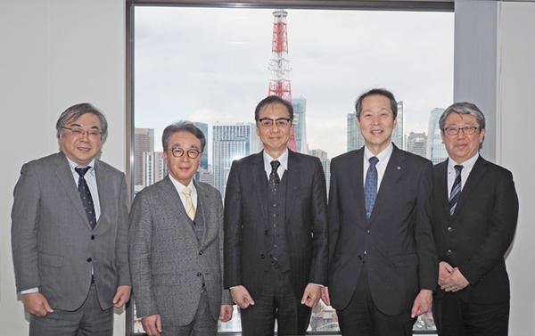 東京タワーを背景に行われた意見交換会