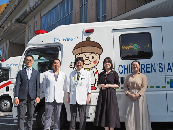 新型ドクターカーお披露目会の様子（左がウィーメックス・小暮武男氏，右2人が女子美術大学の沖津菜奈子氏と熊倉ひろ氏）