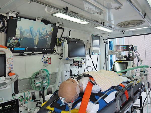 さまざまな機器が搭載されたドクターカー車内。医療スタッフが6名まで乗車可能。
