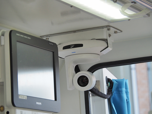 車内天井に設置されたTeladoc HEALTHの高性能カメラ