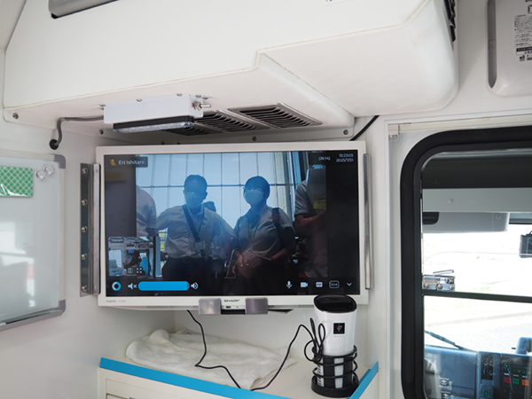 Teladoc HEALTHのモニタは車内2面に設置され，どの向きに座ったスタッフからも見やすくなっている。