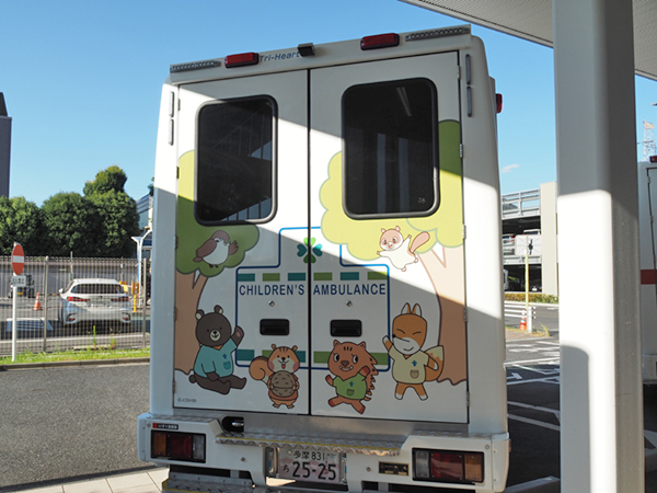 車両外装には病院のキャラクターや動物のイラストをデザイン