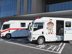 小児用新型ドクターカー（手前）を報道陣に披露（奥は新生児用ドクターカー）