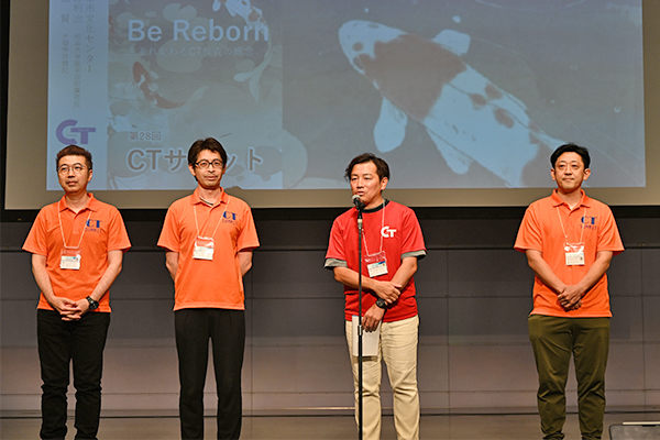 大村氏と次回実行委員長の能登義幸氏（新潟大学医歯学総合病院）（写真左から2人目），副実行委員長の神田英司氏（新潟市民病院）（写真右），松本一則氏（魚沼基幹病院）（写真左）