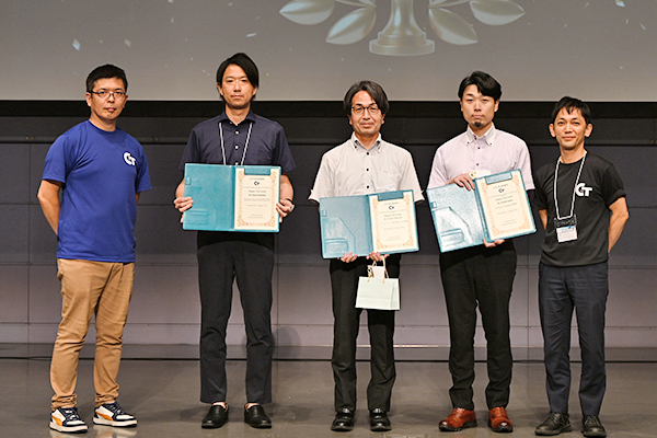 Magna Cum Laudeを受賞した望月純二氏（みなみ野循環器病院）（写真左から2人目），西山徳深氏（岡山済生会総合病院）（写真中央），田北　諭氏（佐賀大学医学部附属病院）（写真右から2人目）