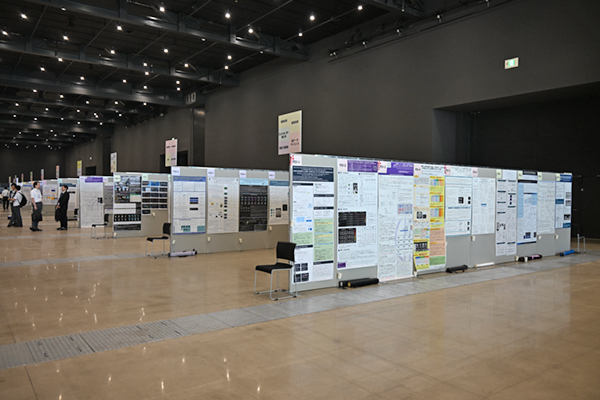 企業展示と併設されたポスター会場