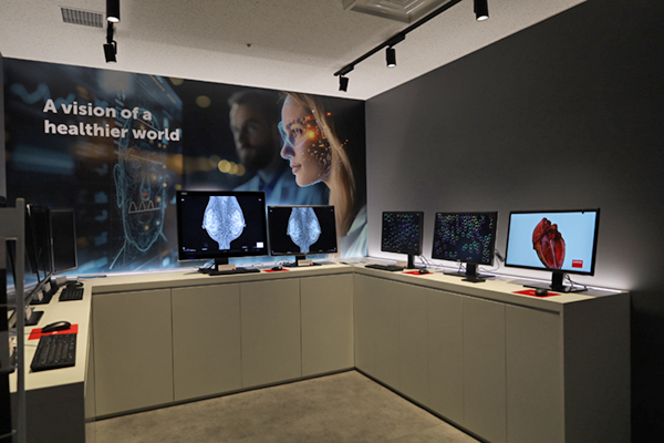 新設された医用ディスプレイ展示コーナー