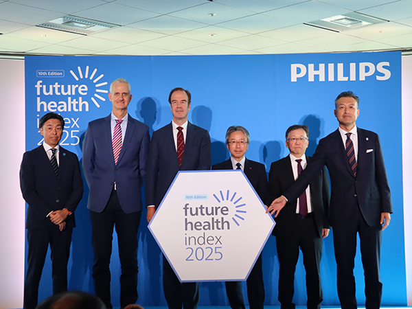 登壇者と駐日オランダ王国特命全権大使ヒルス ベスホー・プルッフ氏（左から3番目）のフォトセッション