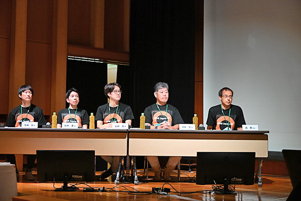 左から，審査委員の加藤　裕氏，鈴木　真氏，山崎　良氏，清野　宏氏，審査委員長の森　墾氏