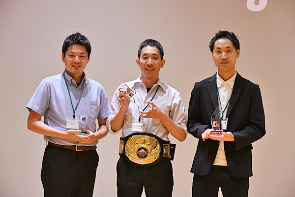 金賞：西尾広明 氏（地方独立行政法人岐阜県立多治見病院）（写真中央），銀賞：重永　裕 氏（兵庫県立がんセンター）（写真左），銅賞：小菅正嗣 氏（地方独立行政法人東京都立病院機構東京都立墨東病院）（写真右）