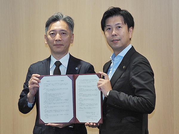 締結書を交わす西　恵一郎 氏（左：富士通CEO室室長）と篠原一生 氏（右：壱岐市長）