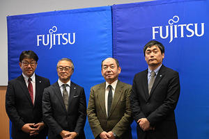 写真左から富士通Japanヘルスケア事業本部長の桑原裕哉氏，富士通Japan代表取締役社長の長堀　泉氏，名古屋医療センター医療情報管理部長/整形外科医長の佐藤智太郎氏，富士通Japanヘルスケア事業本部第二ヘルスケアソリューション事業部長の大西　享氏