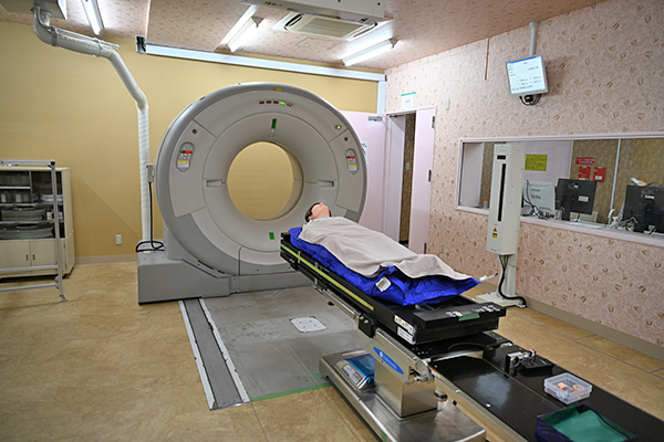 高精度の治療計画を作成するためにガントリ移動型の治療計画用CTを導入