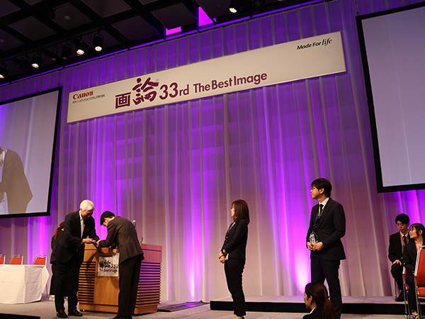 最終審査結果発表式では各部門の最優秀賞施設に瀧口社長から記念品が授与