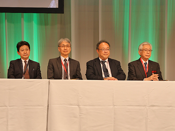 超音波部門審査員。右から松尾　汎 氏（松尾クリニック），濵口浩敏 氏（北播磨総合医療センター），伊藤　浩 氏（川崎医科大学），瀬尾由広 氏（名古屋市立大学）