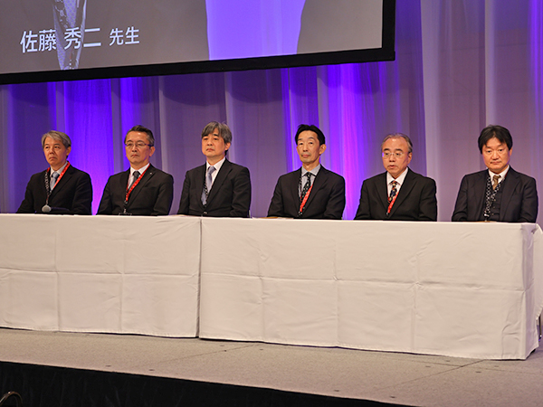 MR部門審査員。右から阿部　修 氏（東京大学），伊東克能 氏（山口大学），横山健一 氏（杏林大学），佐藤秀二 氏（順天堂大学），沖川隆志 氏（済生会熊本病院），永坂竜男 氏（東北大学病院）